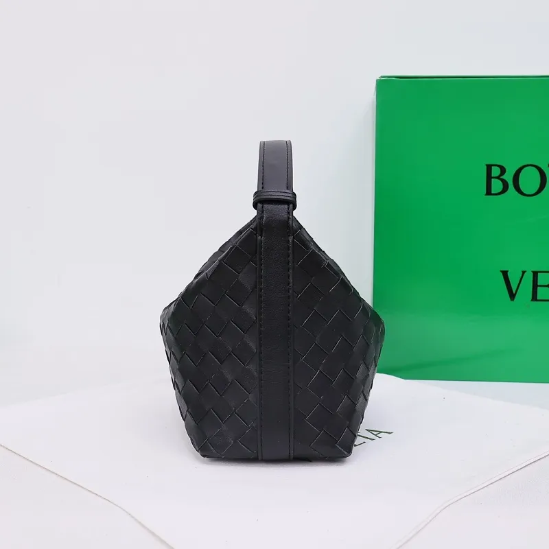 All categories Official website "Brand Women's Bags" Women's Bags 💙 BV 2026 new BV portable shoulder bag